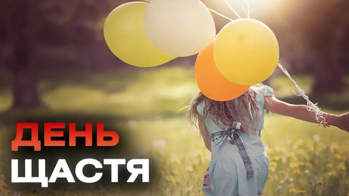 Дівчина з кульками на траві під сонцем