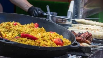 Плов у каструлі на вогні з м'ясом та овочами