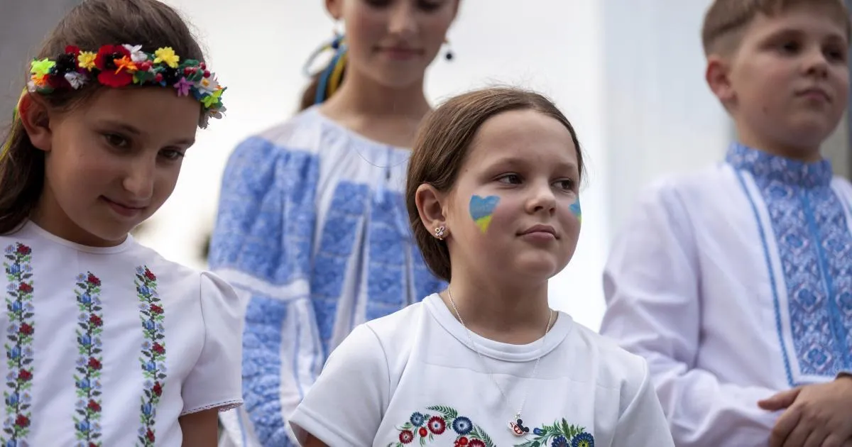 Діти в українських вишиванках на День синів і дочок