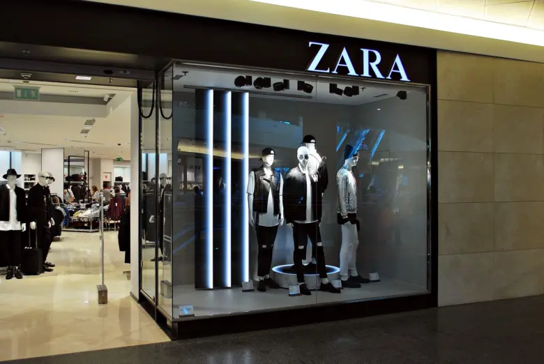 Вітринне вікно магазину ZARA з манекенами в сучасному одязі.