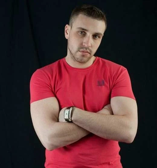 Портрет Ігоря Трегубенка в червоній футболці