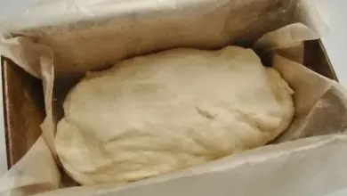 Біле тісто піднімається у формі для хліба.
