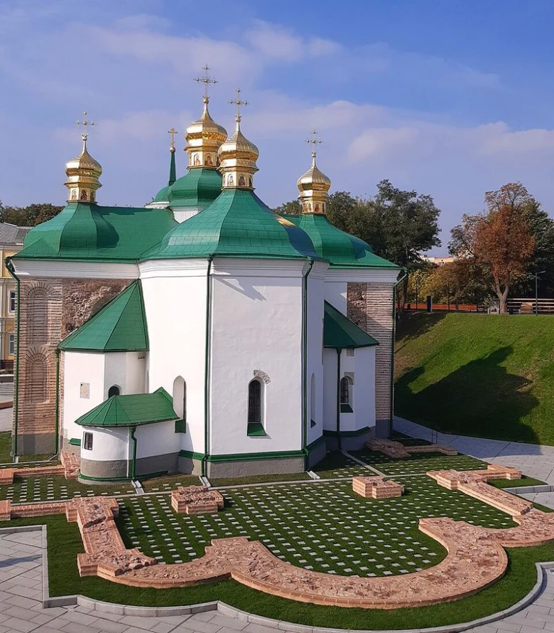 Київська церква поруч із руїнами давньої споруди на пагорбі