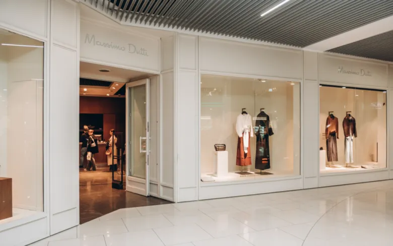 Витрина магазину Massimo Dutti з манекенами та відкритим входом.