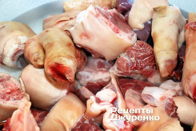 Сире м'ясо для приготування холодецю в каструлі