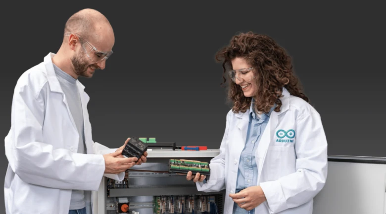 Інженери Arduino працюють з електронними компонентами в лабораторії