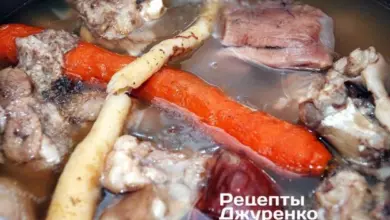 Куски м'яса та моркви варяться в бульйоні для холодецю.