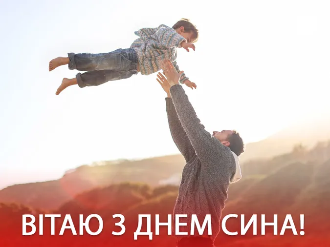 Тато кидає сина вгору на фоні заходу сонця.
